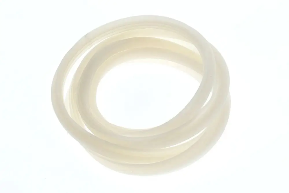 Drei helle Dichtungsringe aus flexiblem Material, möglicherweise von Bosch, in angeordneter Form auf hellem Hintergrund.